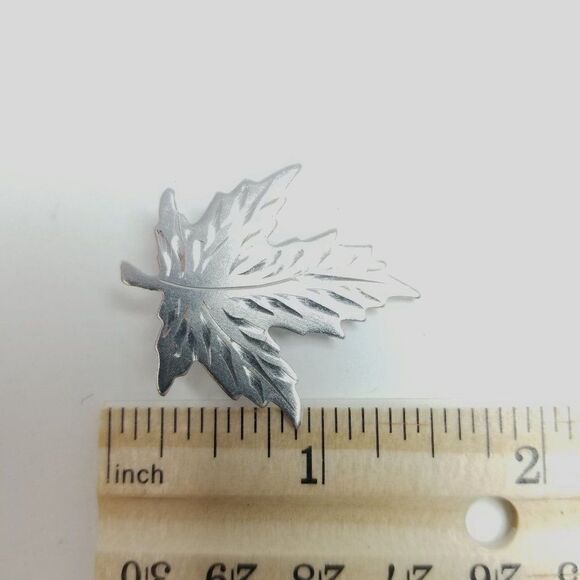 Vintage Sterling Silver Mapel Leaf Shape Brooch, BMCo Maker, Etched Lapel Pin - Picture 5 of 7